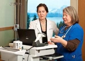 A Chief Nursing Officer and Charge Nurse use a SPH computer.